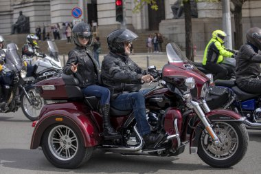 Motosiklet süren motosikletçiler. Sofya, Bulgaristan - 06 Nisan 2024: Sezon açılışı sırasında motosikletçiler Sofya sokaklarında motosiklet sürüyorlar.