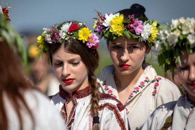 Bulgaristan 'ın Koinare kenti - 28 Nisan 2024: Kumicheneto, Lazarov Günü olarak da bilinir. Geçen yıl kadın olan kızlar saçlarını renkli ve zengin bir şekilde çiçeklerle süslerler..