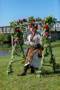 Bulgaristan 'ın Koinare kenti - 28 Nisan 2024: Kumicheneto, Lazarov Günü olarak da bilinir. Geçen yıl kadın olan kızlar saçlarını renkli ve zengin bir şekilde çiçeklerle süslerler..