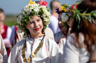 Bulgaristan 'ın Koinare kenti - 28 Nisan 2024: Kumicheneto, Lazarov Günü olarak da bilinir. Geçen yıl kadın olan kızlar saçlarını renkli ve zengin bir şekilde çiçeklerle süslerler..