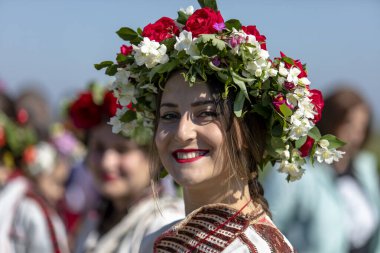 Bulgaristan 'ın Koinare kenti - 28 Nisan 2024: Kumicheneto, Lazarov Günü olarak da bilinir. Geçen yıl kadın olan kızlar saçlarını renkli ve zengin bir şekilde çiçeklerle süslerler..