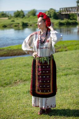 Bulgaristan 'ın Koinare kenti - 28 Nisan 2024: Kumicheneto, Lazarov Günü olarak da bilinir. Geçen yıl kadın olan kızlar saçlarını renkli ve zengin bir şekilde çiçeklerle süslerler..