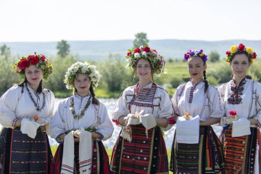 Bulgaristan 'ın Koinare kenti - 28 Nisan 2024: Kumicheneto, Lazarov Günü olarak da bilinir. Geçen yıl kadın olan kızlar saçlarını renkli ve zengin bir şekilde çiçeklerle süslerler..