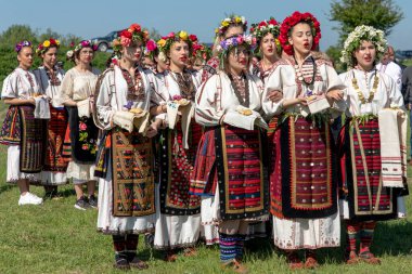 Bulgaristan 'ın Koinare kenti - 28 Nisan 2024: Kumicheneto, Lazarov Günü olarak da bilinir. Geçen yıl kadın olan kızlar saçlarını renkli ve zengin bir şekilde çiçeklerle süslerler..