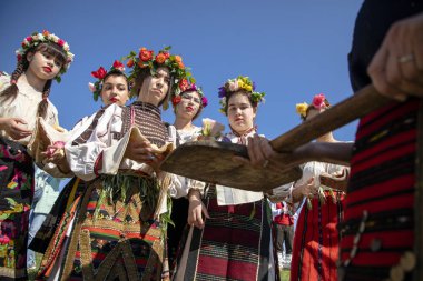 Bulgaristan 'ın Koinare kenti - 28 Nisan 2024: Kumicheneto, Lazarov Günü olarak da bilinir. Geçen yıl kadın olan kızlar saçlarını renkli ve zengin bir şekilde çiçeklerle süslerler..