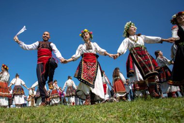 Bulgaristan 'ın Koinare kenti - 28 Nisan 2024: Kumicheneto, Lazarov Günü olarak da bilinir. Geçen yıl kadın olan kızlar saçlarını renkli ve zengin bir şekilde çiçeklerle süslerler..