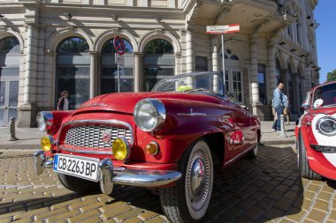 Sofya, Bulgaristan - 15 Haziran 2024: Bulgaristan 'ın başkenti Sofya' daki Spring Retro Parade 'de eski retro otomobillerin geçit töreni, eski otomobil Skoda Felicia Üstü açılabilir