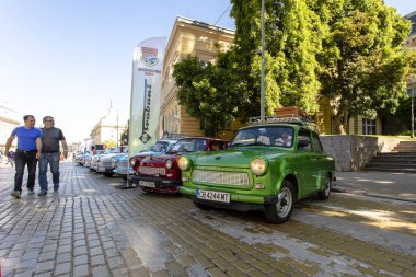 Sofya, Bulgaristan - 15 Haziran 2024: Bulgaristan 'ın başkenti Sofya' daki Spring Retro Parade 'de eski retro otomobillerin geçit töreni, Trabant 601