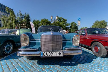 Sofya, Bulgaristan - 15 Haziran 2024: Bulgaristan 'ın başkenti Sofya' daki Spring Retro Parade 'de eski arabaların geçit töreni, 1964 Mercedes-Benz 220 SE
