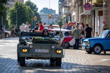 Sofya, Bulgaristan - 15 Haziran 2024: Bulgaristan 'ın başkenti Sofya' daki Spring Retro Parade 'de eski otomobillerin geçit töreni, Volkswagen Typ 181