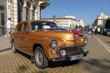 Sofya, Bulgaristan - 15 Haziran 2024: Bulgaristan 'ın başkenti Sofya' daki Spring Retro Parade 'de eski otomobillerin geçit töreni, retro otomobil Warszawa 223 (1969)