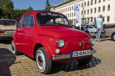 Sofya, Bulgaristan - 15 Haziran 2024: Bulgaristan 'ın başkenti Sofya' daki Spring Retro Parade 'de eski retro otomobillerin geçit töreni, 1966 Fiat 500F