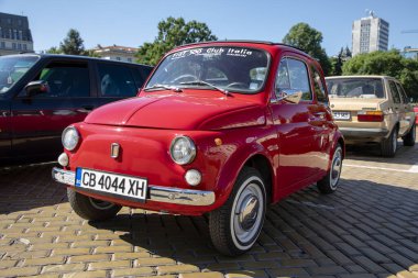 Sofya, Bulgaristan - 15 Haziran 2024: Bulgaristan 'ın başkenti Sofya' daki Spring Retro Parade 'de eski retro otomobillerin geçit töreni, 1966 Fiat 500F