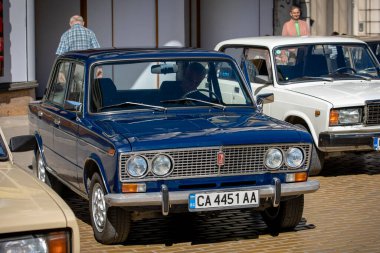 Sofya, Bulgaristan - 15 Haziran 2024: Bulgaristan 'ın başkenti Sofya' daki Spring Retro Parade 'de eski retro otomobillerin geçit töreni, LADA 1500