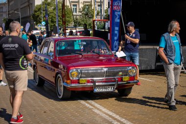 Sofya, Bulgaristan - 15 Haziran 2024: Bulgaristan 'ın başkenti Sofya' daki Spring Retro Parade 'de eski retro arabaların geçit töreni, eski Volga GAZ-24 Volga