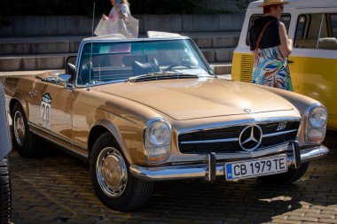 Sofya, Bulgaristan - 15 Haziran 2024: Bulgaristan 'ın başkenti Sofya' daki Spring Retro Parade 'de eski otomobillerin geçit töreni, Mercedes-Benz 280 SL