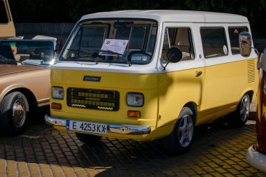 Sofya, Bulgaristan - 15 Haziran 2024: Bulgaristan 'ın başkenti Sofya' daki Spring Retro Parade 'de eski otomobillerin geçit töreni, eski otomobil Zastava 850 AF 1981