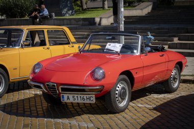 Sofya, Bulgaristan - 15 Haziran 2024: Bulgaristan 'ın başkenti Sofya' daki Spring Retro Parade 'de eski retro otomobillerin geçit töreni, eski Volga GAZ-21