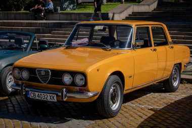 Sofya, Bulgaristan - 15 Haziran 2024: Bulgaristan 'ın başkenti Sofya' daki Spring Retro Parade 'de eski arabaların geçit töreni, retro otomobil Alfa Romeo 1750 Berlina