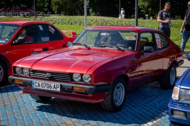 Sofya, Bulgaristan - 15 Haziran 2024: Bulgaristan 'ın başkenti Sofya' daki Spring Retro Parade 'de eski arabaların geçit töreni, 1979 Ford Capri Mk III 1.6 GL