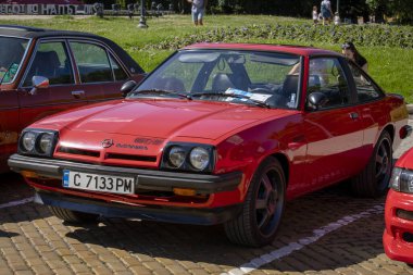 Sofya, Bulgaristan - 15 Haziran 2024: Bulgaristan 'ın başkenti Sofya' daki Spring Retro Parade 'de eski retro otomobillerin geçit töreni, retro otomobil Opel Manta