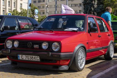 Sofya, Bulgaristan - 15 Haziran 2024: Bulgaristan 'ın başkenti Sofya' daki Spring Retro Parade 'de eski retro otomobiller geçidi, 1991 Volkswagen Golf Mk2 G60