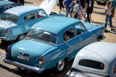 Sofya, Bulgaristan - 15 Haziran 2024: Bulgaristan 'ın başkenti Sofya' daki Spring Retro Parade 'de eski retro otomobillerin geçit töreni, eski Volga GAZ-21