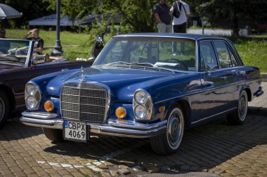 Sofya, Bulgaristan - 15 Haziran 2024: Bulgaristan 'ın başkenti Sofya' daki Spring Retro Parade 'de eski otomobillerin geçit töreni, Mercedes-Benz 250 SE