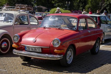 Sofya, Bulgaristan - 15 Haziran 2024: Bulgaristan 'ın başkenti Sofya' daki Spring Retro Parade 'de eski retro otomobillerin geçit töreni, 1965 VW 1500S TYPE 3 NOTCHback