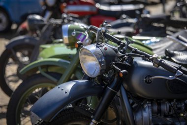 Sofya, Bulgaristan - 15 Haziran 2024: Bulgaristan 'ın başkenti Sofya' daki Spring Retro Parade 'de eski retro otomobillerin geçit töreni