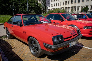 Sofya, Bulgaristan - 15 Haziran 2024: Bulgaristan 'ın başkenti Sofya' daki Spring Retro Parade 'de eski retro otomobillerin geçit töreni, retro otomobil Opel Manta