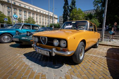 Sofya, Bulgaristan - 15 Haziran 2024: Bulgaristan 'ın başkenti Sofya' daki Spring Retro Parade 'de eski arabaların geçit töreni, retro otomobil Alfa Romeo 1750 Berlina