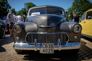 Sofya, Bulgaristan - 15 Haziran 2024: Bulgaristan 'ın başkenti Sofya' daki Spring Retro Parade 'de eski otomobillerin geçit töreni, retro otomobil Warszawa 223 (1969)