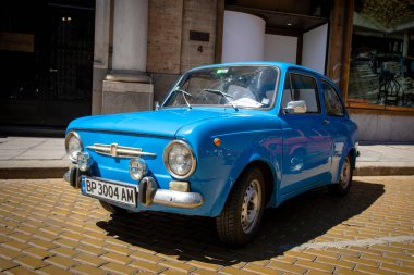 Sofya, Bulgaristan - 15 Haziran 2024: Bulgaristan 'ın başkenti Sofya' daki Spring Retro Parade 'de eski retro otomobillerin geçit töreni, Fiat 850