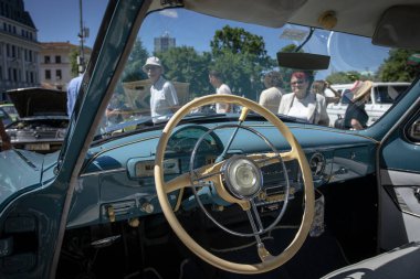 Sofya, Bulgaristan - 15 Haziran 2024: Bulgaristan 'ın başkenti Sofya' daki Spring Retro Parade 'de eski retro otomobillerin geçit töreni, eski Volga GAZ-21