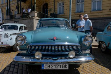 Sofya, Bulgaristan - 15 Haziran 2024: Bulgaristan 'ın başkenti Sofya' daki Spring Retro Parade 'de eski retro otomobillerin geçit töreni, eski Volga GAZ-21