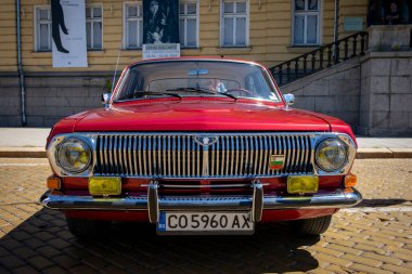 Sofya, Bulgaristan - 15 Haziran 2024: Bulgaristan 'ın başkenti Sofya' daki Spring Retro Parade 'de eski retro arabaların geçit töreni, eski Volga GAZ-24 Volga