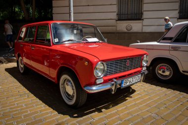 Sofya, Bulgaristan - 15 Haziran 2024: Bulgaristan 'ın başkenti Sofya' daki Spring Retro Parade 'de eski retro otomobillerin geçit töreni, LADA 1200 Kombi