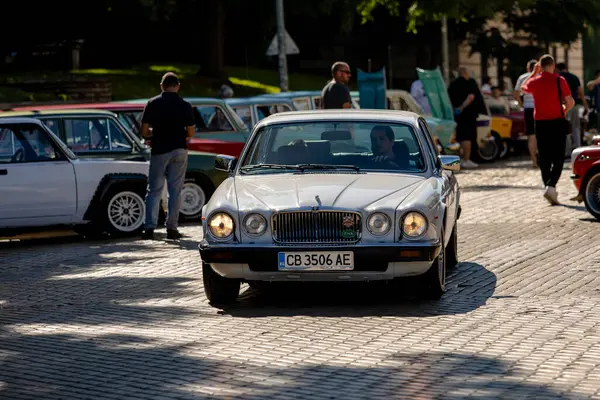 Sofya, Bulgaristan - 15 Haziran 2024: Bulgaristan 'ın başkenti Sofya' daki Spring Retro Parade 'de eski arabaların geçit töreni, Jaguar XJ6 4.2 Litre (1983)