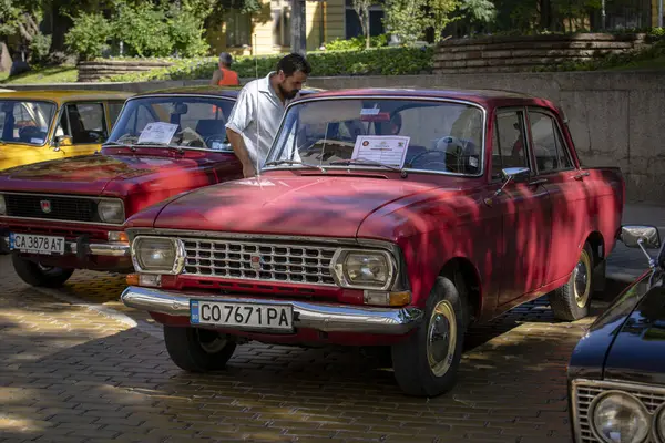 Sofya, Bulgaristan - 15 Haziran 2024: Bulgaristan 'ın başkenti Sofya' daki Spring Retro Parade 'de eski retro otomobillerin geçit töreni, Moskvich 408