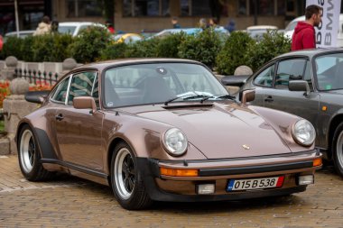 Sofya, Bulgaristan - 15 Eylül 2024: Bulgaristan 'ın başkenti Sofya' daki Autumn Retro Parade 'de eski model otomobil geçidi