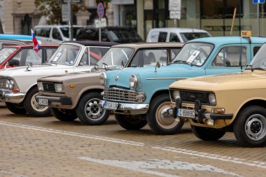 Sofya, Bulgaristan - 15 Eylül 2024: Bulgaristan 'ın başkenti Sofya' daki Autumn Retro Parade 'de eski Rus arabalarının geçit töreni.