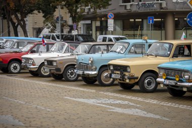 Sofya, Bulgaristan - 15 Eylül 2024: Bulgaristan 'ın başkenti Sofya' daki Autumn Retro Parade 'de eski Rus arabalarının geçit töreni.