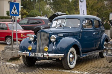 Sofya, Bulgaristan - 15 Eylül 2024: Bulgaristan 'ın başkenti Sofya' daki Autumn Retro Parade 'de eski model otomobil geçidi, 1939 Packard 120 sedan OM-1