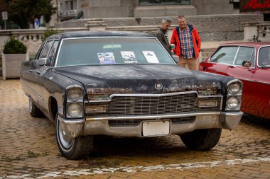 Sofya, Bulgaristan - 15 Eylül 2024: Bulgaristan 'ın başkenti Sofya' daki Autumn Retro Parade 'de eski model otomobil geçidi, Cadillac Fleetwood Serisi 75