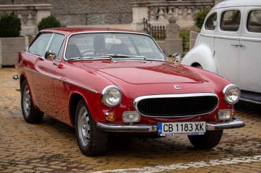 Sofya, Bulgaristan - 15 Eylül 2024: Bulgaristan 'ın Sofya kentindeki Autumn Retro Parade' de eski model otomobil geçidi, 721 Volvo P1800 ES (1972)