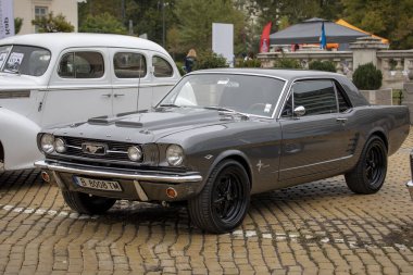 Sofya, Bulgaristan - 15 Eylül 2024: Bulgaristan 'ın başkenti Sofya' daki Autumn Retro Parade 'de eski model otomobil geçidi, 1965 Ford Mustang Hardtop Coupe