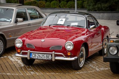 Sofya, Bulgaristan - 15 Eylül 2024: Bulgaristan 'ın başkenti Sofya' daki Autumn Retro Parade 'de eski model otomobil geçidi, 1968 Volkswagen Karmann Ghia