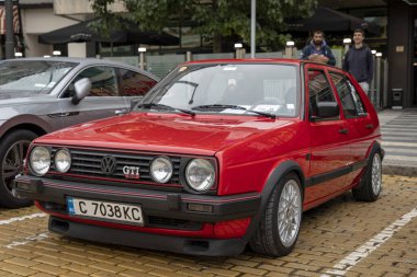 Sofya, Bulgaristan - 15 Eylül 2024: Bulgaristan 'ın başkenti Sofya' daki Autumn Retro Parade 'de eski model otomobil geçidi, VOLKSWAGEN GOLF GTI 2.