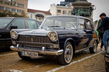 Sofya, Bulgaristan - 15 Eylül 2024: Bulgaristan 'ın başkenti Sofya' daki Autumn Retro Parade 'de eski model otomobil geçidi, FIAT 1500 L